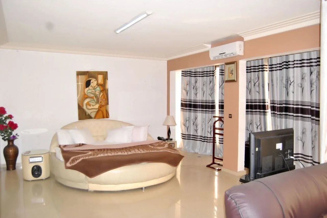 Riviera Hotel Benin — rooms and atmosphere