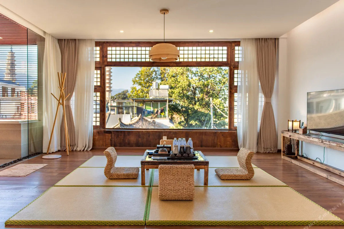 Ronglu Hotel — rooms and atmosphere