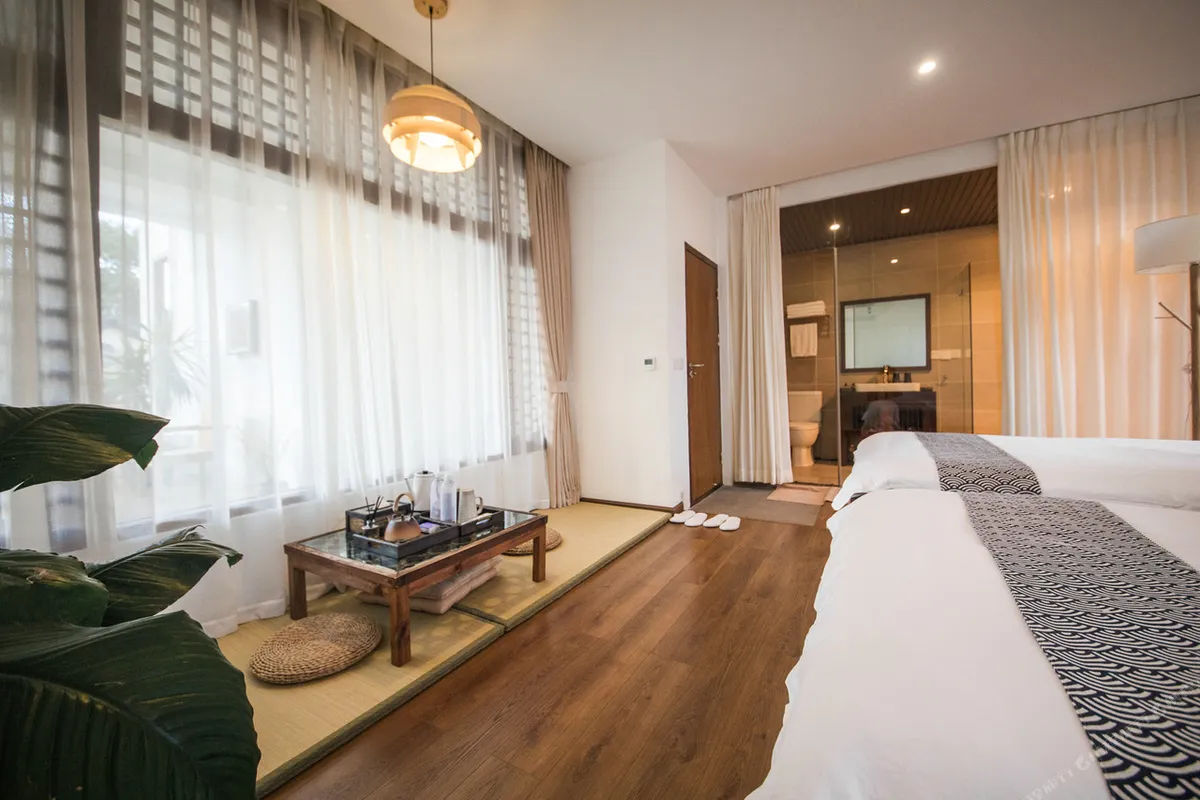 Ronglu Hotel — rooms and atmosphere