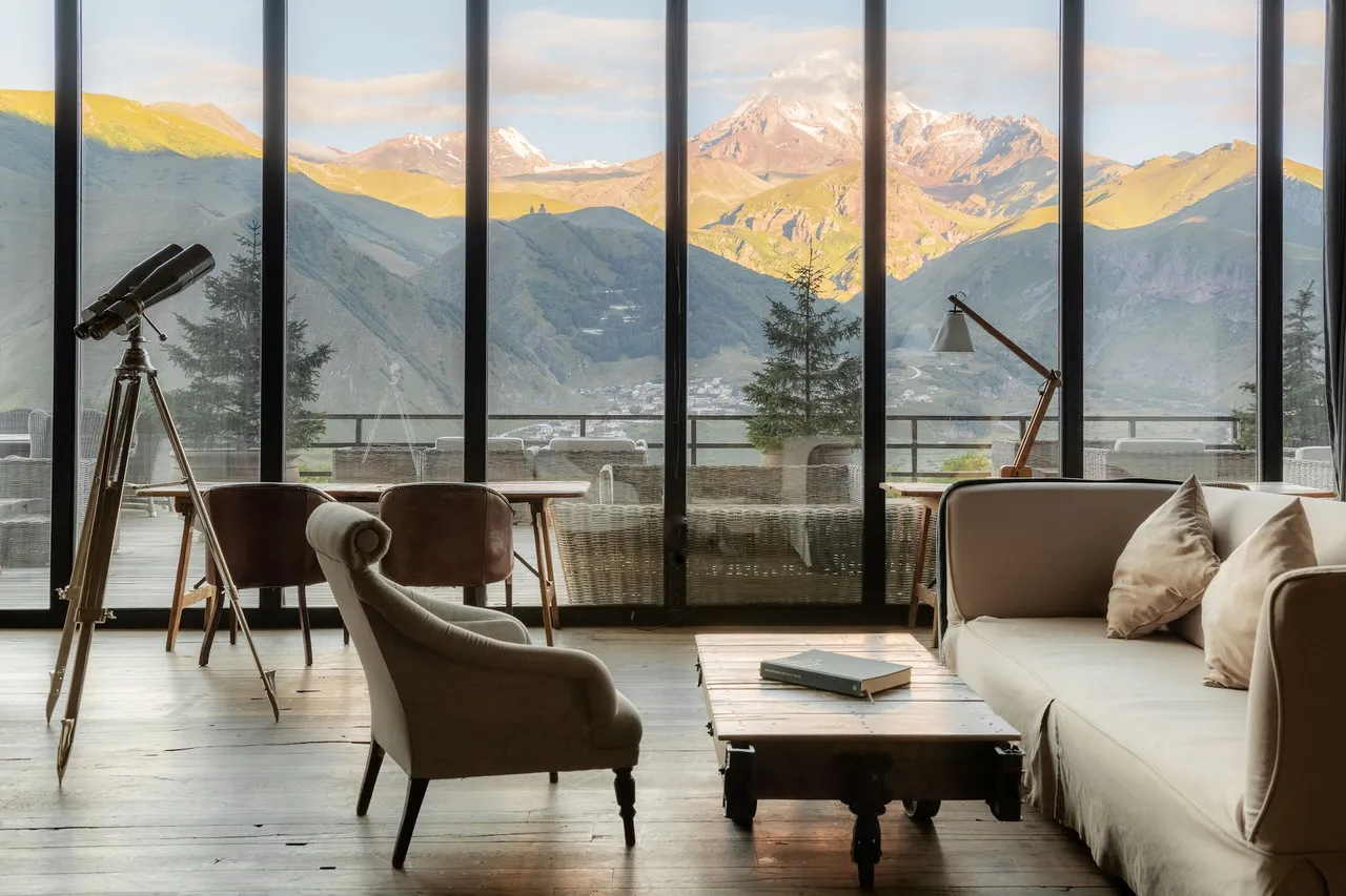 Rooms Hotel Kazbegi — rooms and atmosphere