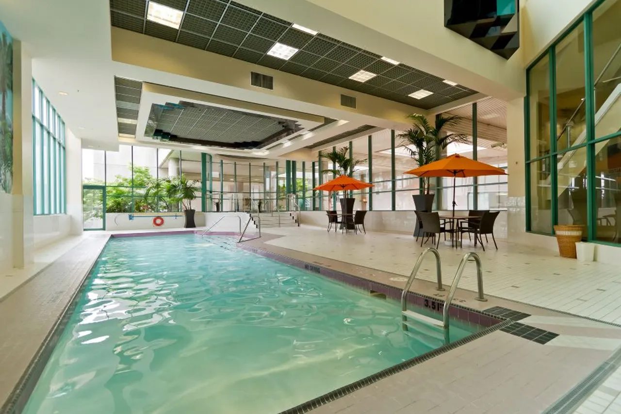 Rosedale on Robson Suite Hotel — rooms and atmosphere