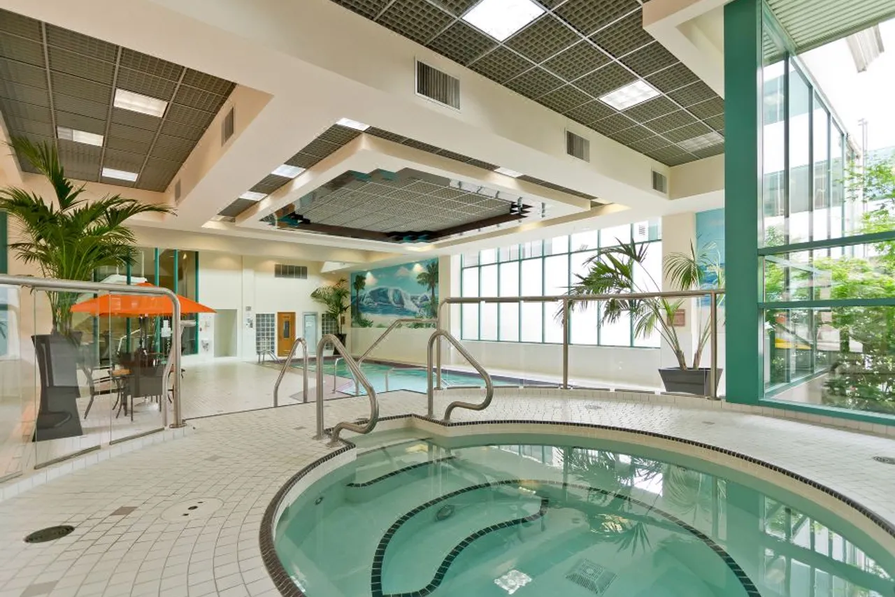 Rosedale on Robson Suite Hotel — rooms and atmosphere
