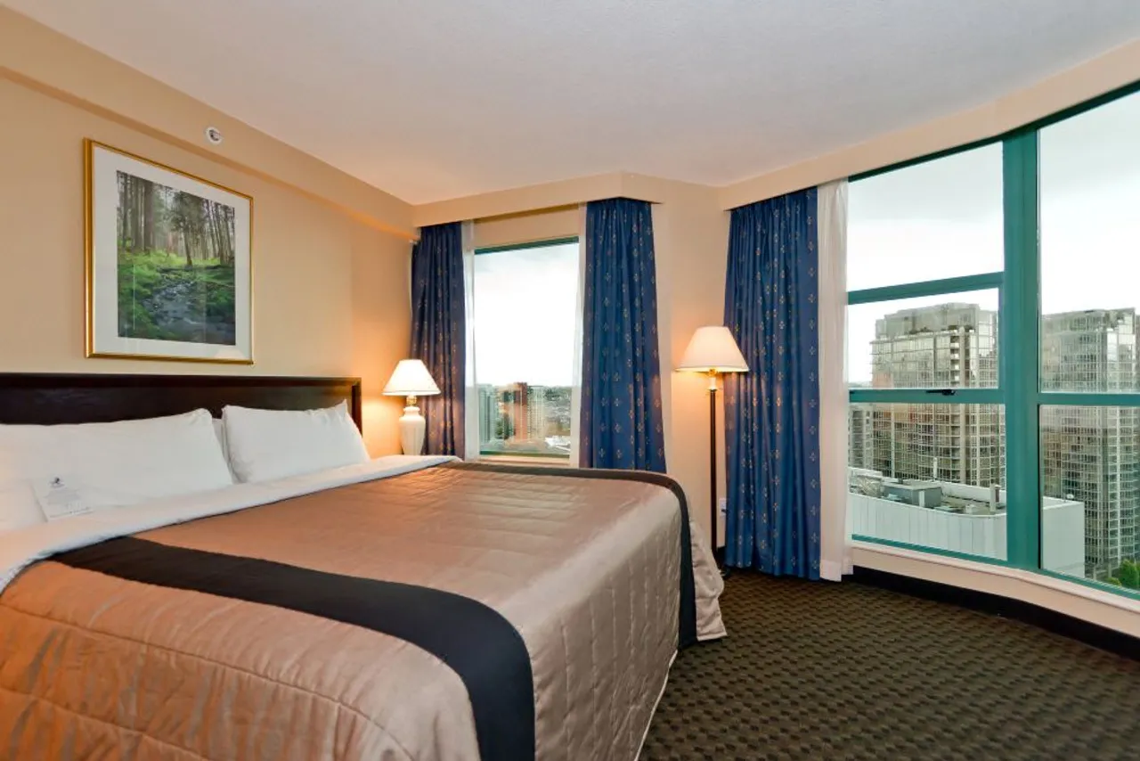 Rosedale on Robson Suite Hotel — rooms and atmosphere