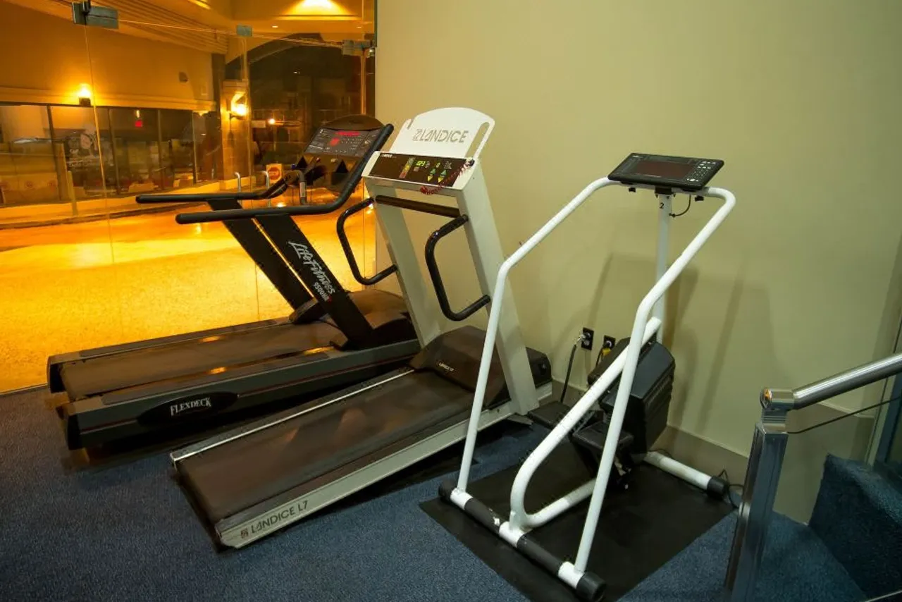 Rosedale on Robson Suite Hotel — rooms and atmosphere