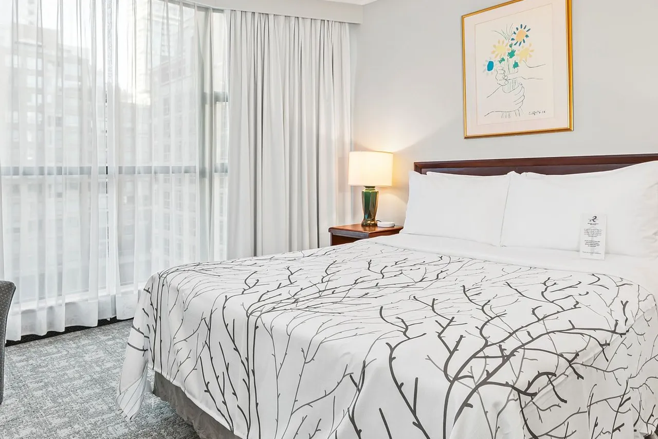 Rosedale on Robson Suite Hotel — rooms and atmosphere