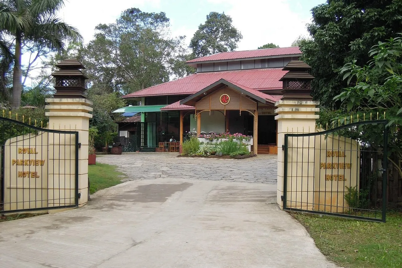 Royal Parkview Hotel — rooms and atmosphere
