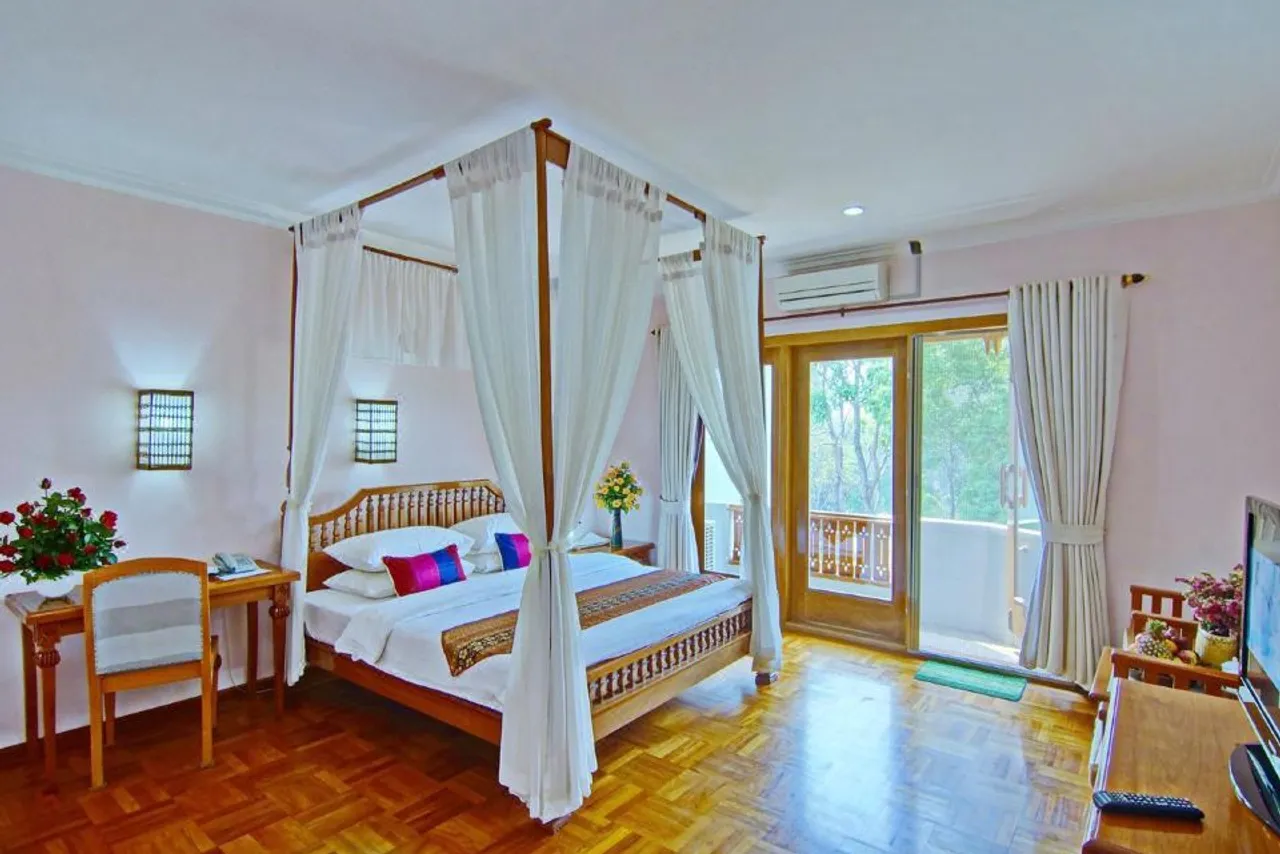Royal Parkview Hotel — rooms and atmosphere