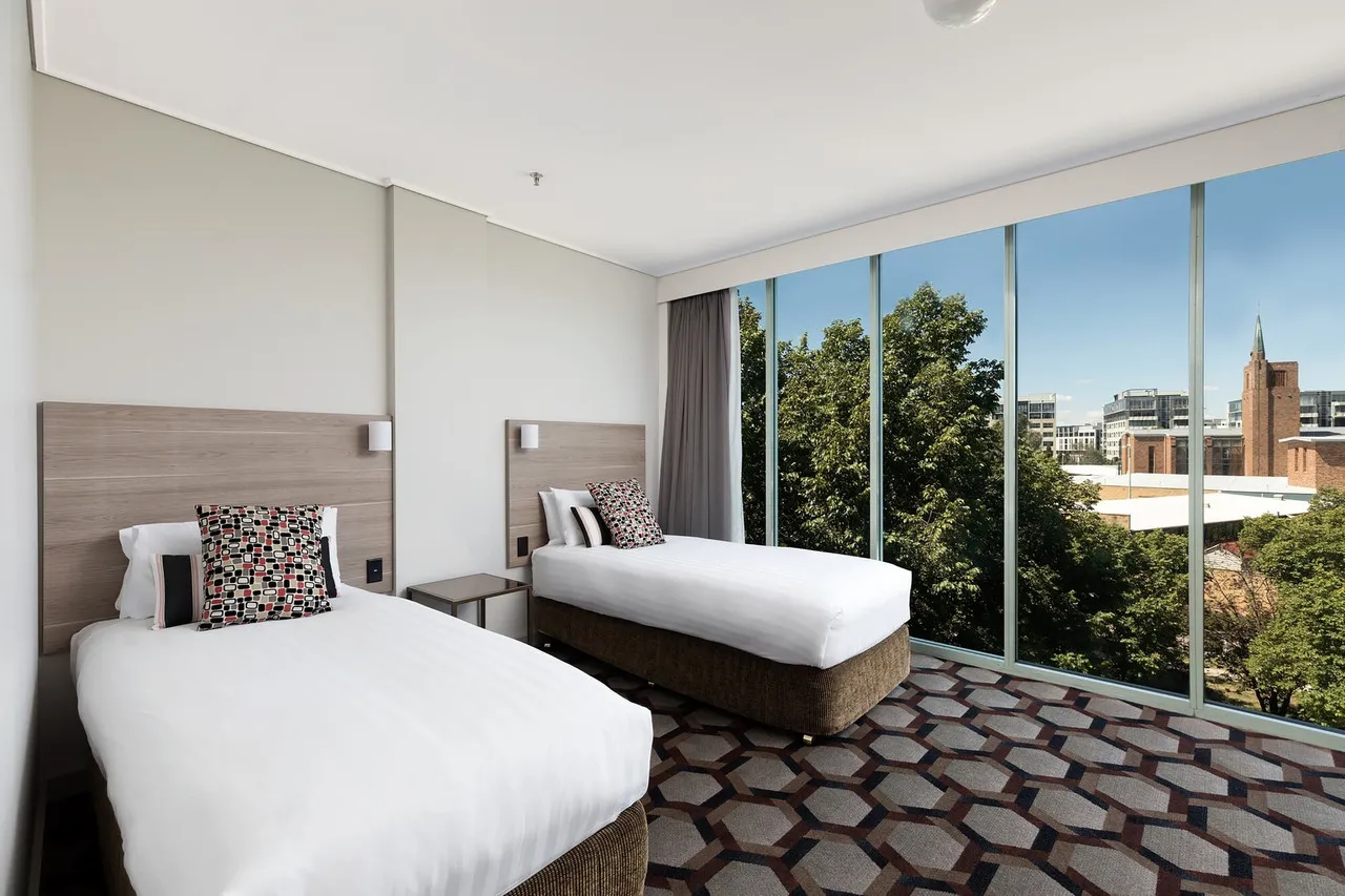 Rydges Capital Hill Canberra — rooms and atmosphere