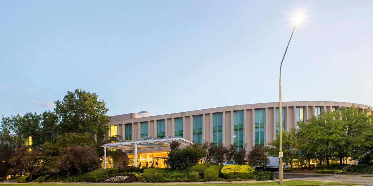 Rydges Capital Hill Canberra — rooms and atmosphere