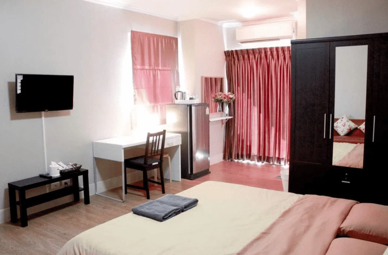 S. Somboon Place — rooms and atmosphere
