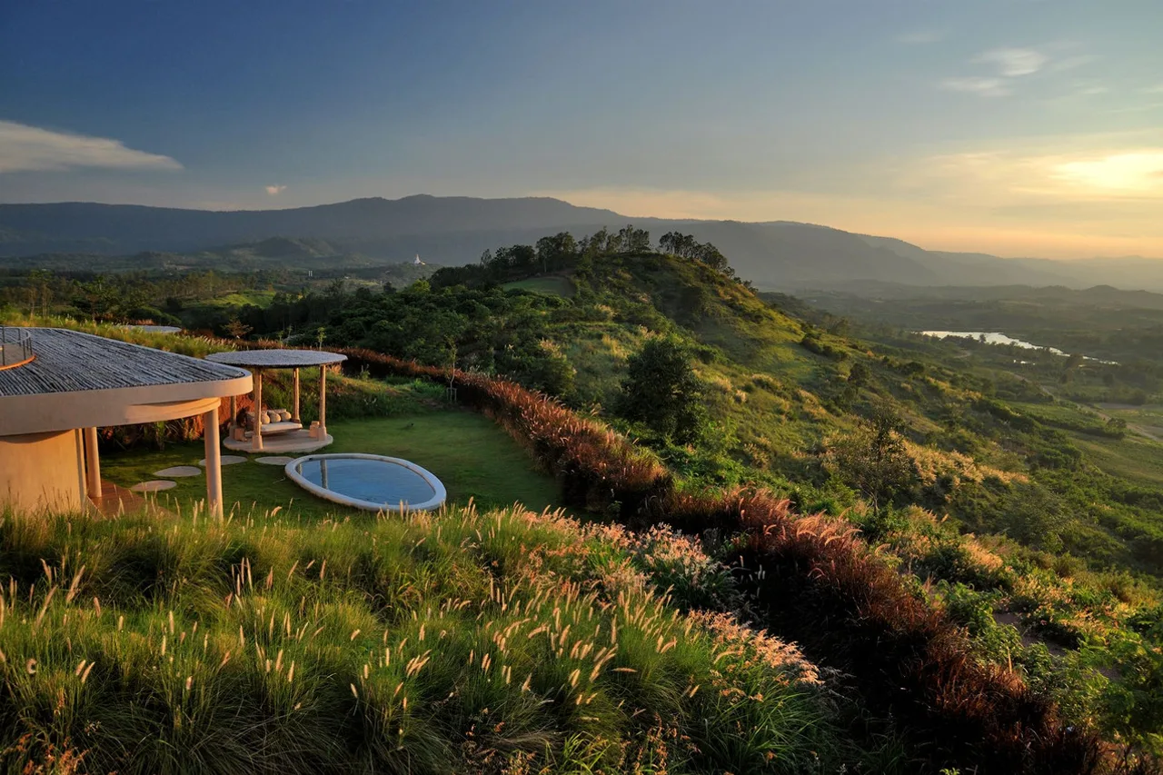 โรงแรม Sala Khaoyai บนยอดเขา ต.วังกะทะ อ.ปากช่อง — ห่างอุทยานเขาใหญ่ราว 6.9 กม. · ขับจากกรุงเทพฯ ราว 2-2.5 ชม.