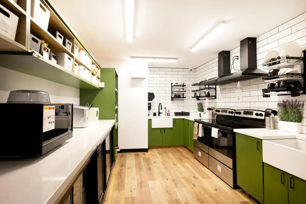 Samesun Vancouver — rooms and atmosphere