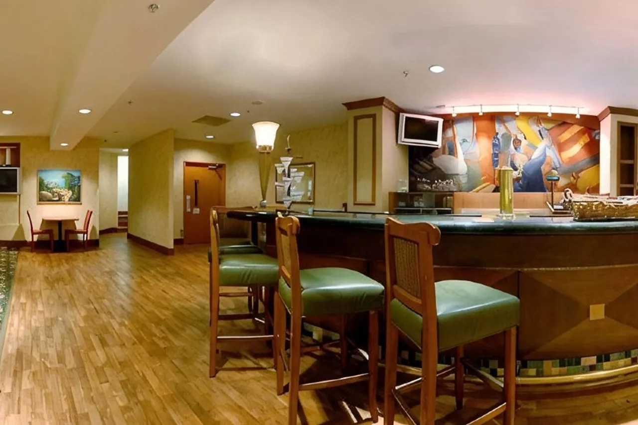 San Francisco Marriott Fisherman's Wharf — rooms and atmosphere