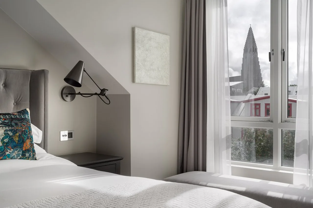 Sand Hotel by Keahotels — rooms and atmosphere