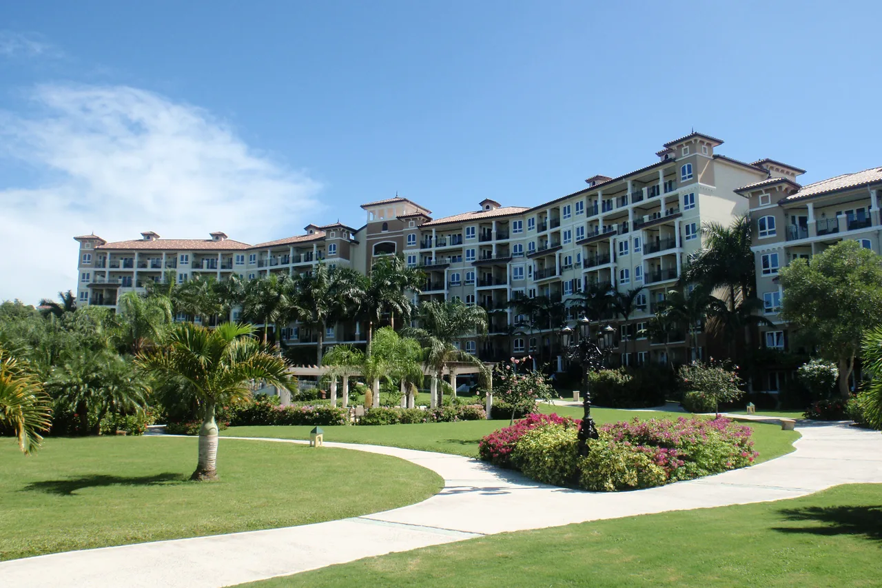 Sandals Grande Antigua Resort & Spa — rooms and atmosphere