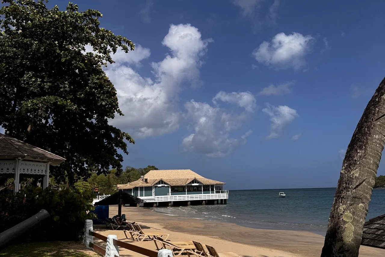 Sandals Halcyon Beach — rooms and atmosphere