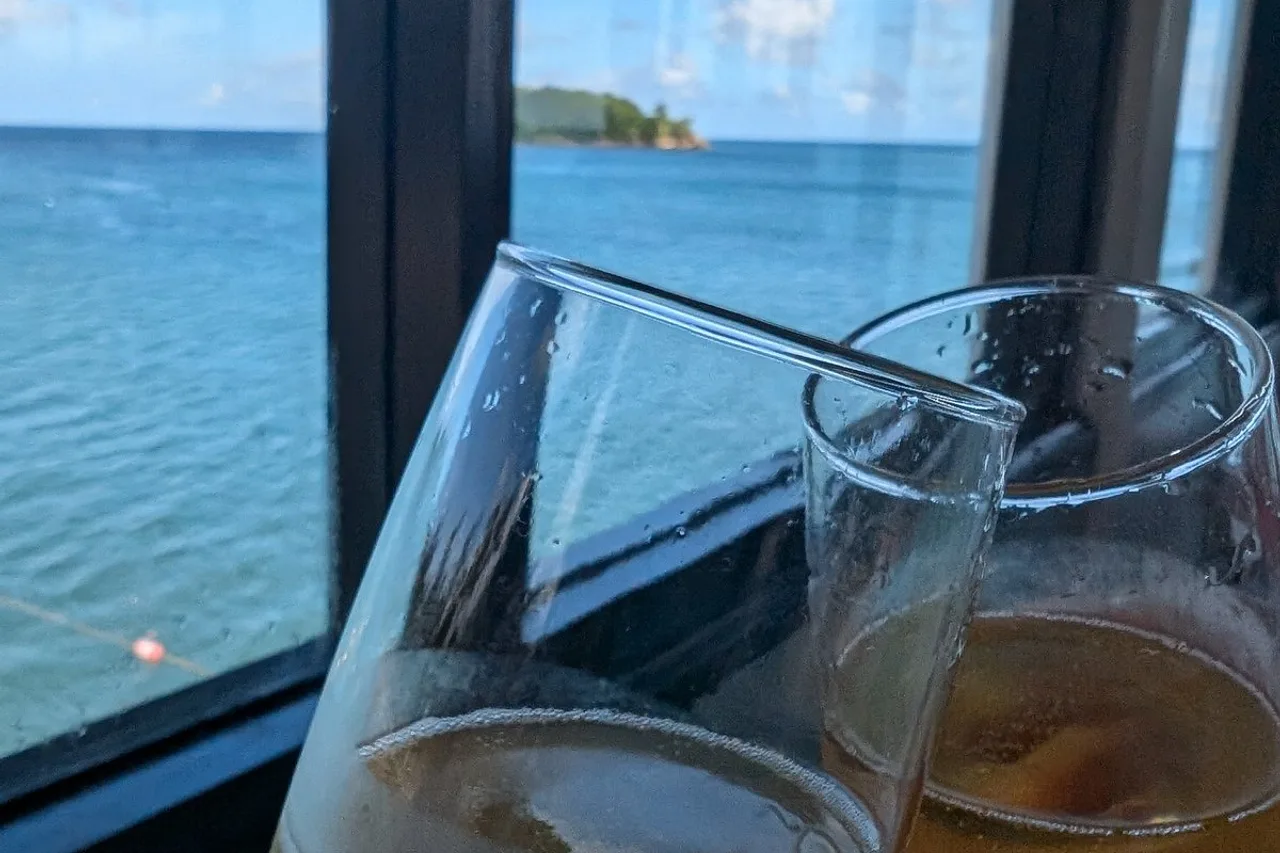 Sandals Halcyon Beach — rooms and atmosphere