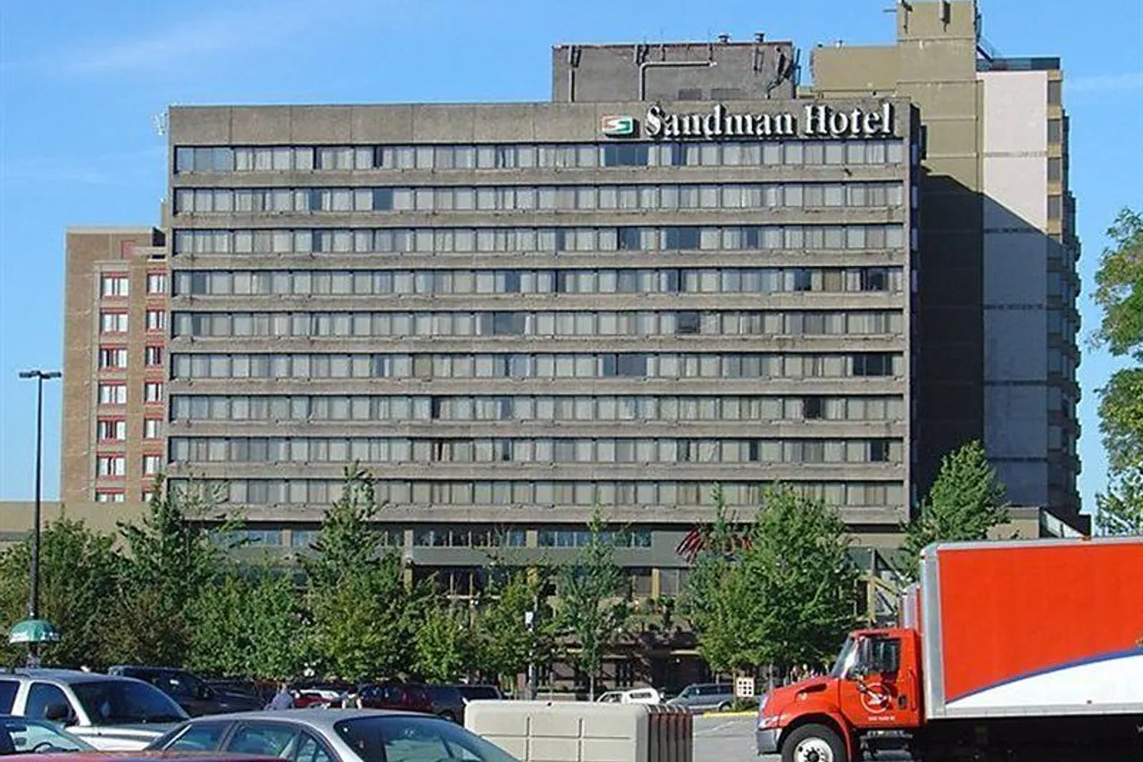 Sandman Signature Vancouver Downtown Hotel — rooms and atmosphere