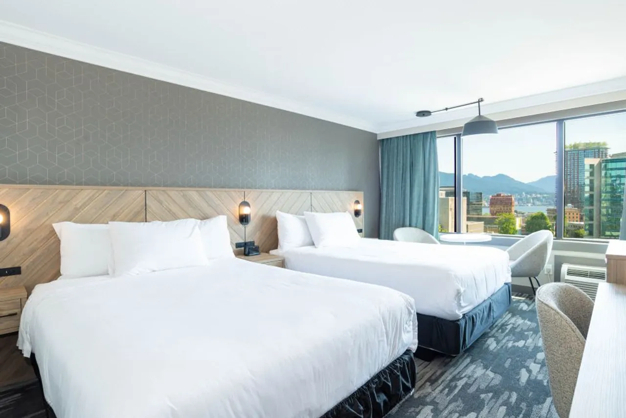 Sandman Signature Vancouver Downtown Hotel — rooms and atmosphere