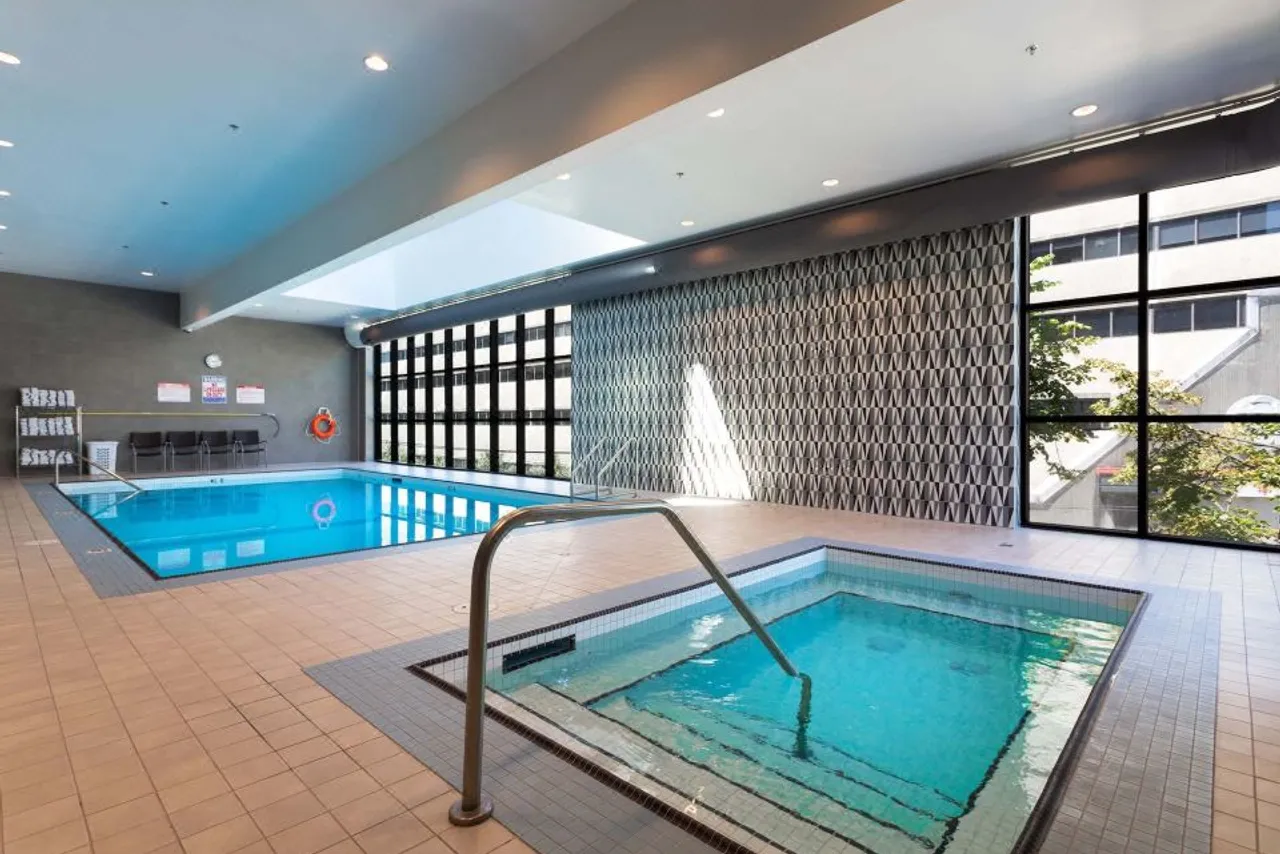 Sandman Signature Vancouver Downtown Hotel — rooms and atmosphere