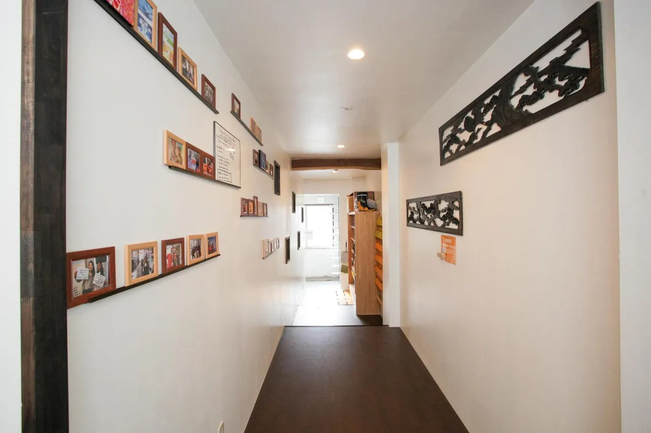 Sansan Cafe and Bar Backpackers — rooms and atmosphere