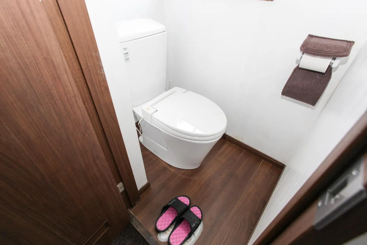 Sansan Cafe and Bar Backpackers — rooms and atmosphere
