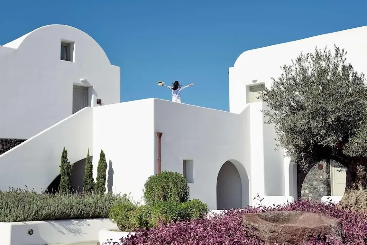 Santo Maris Oia Luxury Suites & Spa — rooms and atmosphere