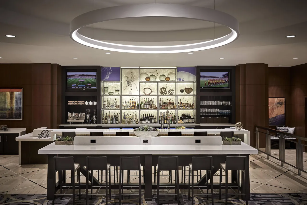 Seattle Marriott Waterfront — rooms and atmosphere