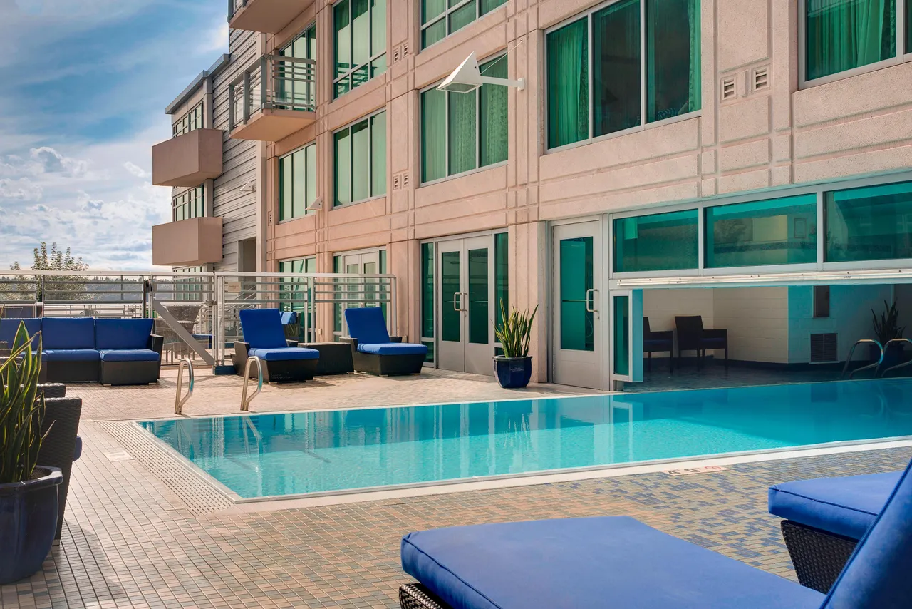 Seattle Marriott Waterfront — rooms and atmosphere