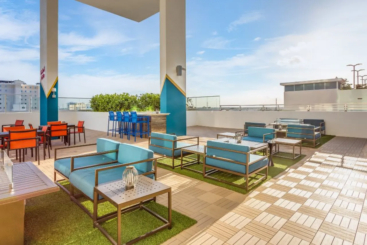 SERENA Hotel Aventura Miami, Tapestry Collection by Hilton — rooms and atmosphere