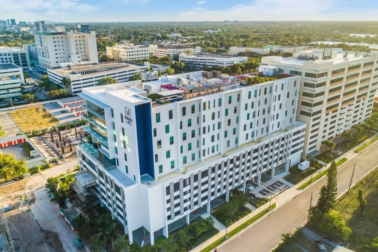 SERENA Hotel Aventura Miami, Tapestry Collection by Hilton — rooms and atmosphere