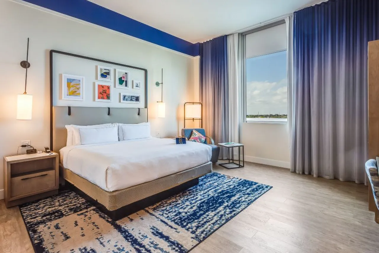 SERENA Hotel Aventura Miami, Tapestry Collection by Hilton — rooms and atmosphere