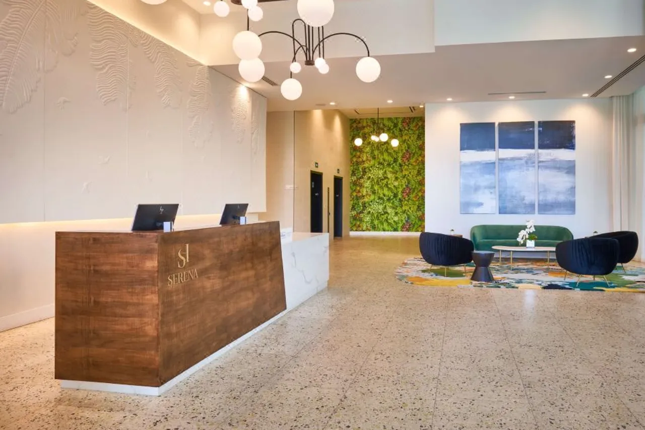 SERENA Hotel Aventura Miami, Tapestry Collection by Hilton — rooms and atmosphere