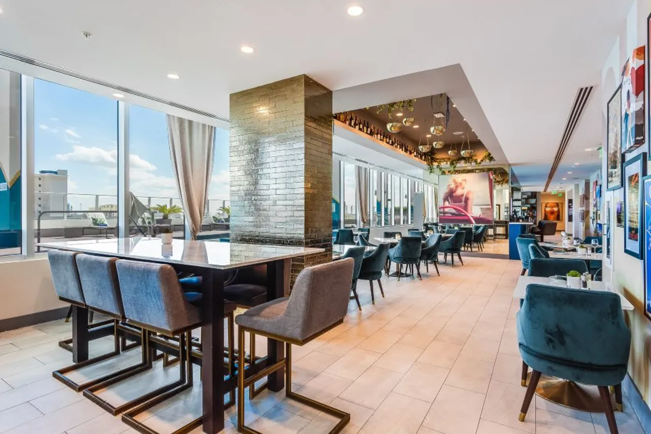 SERENA Hotel Aventura Miami, Tapestry Collection by Hilton — rooms and atmosphere