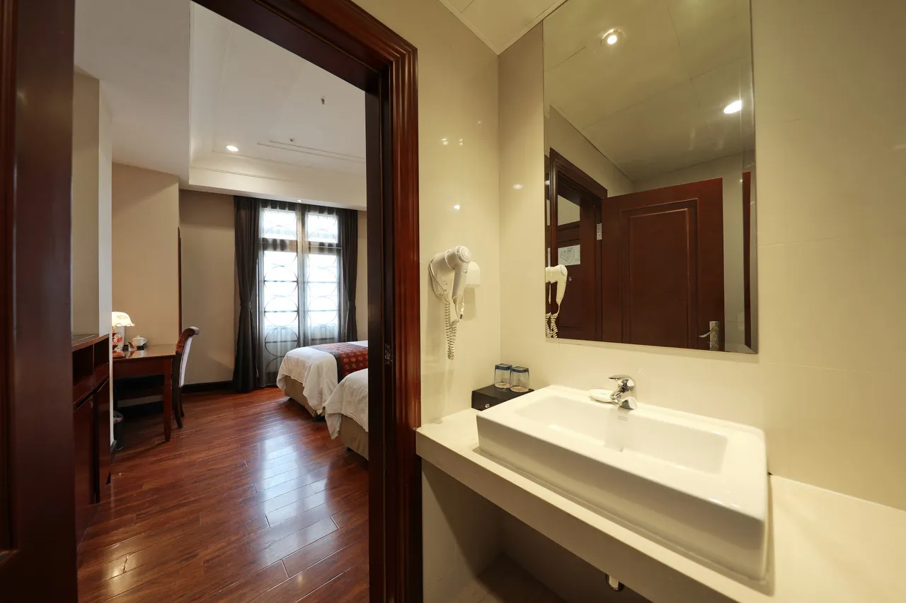 Seventh Heaven Hotel — rooms and atmosphere