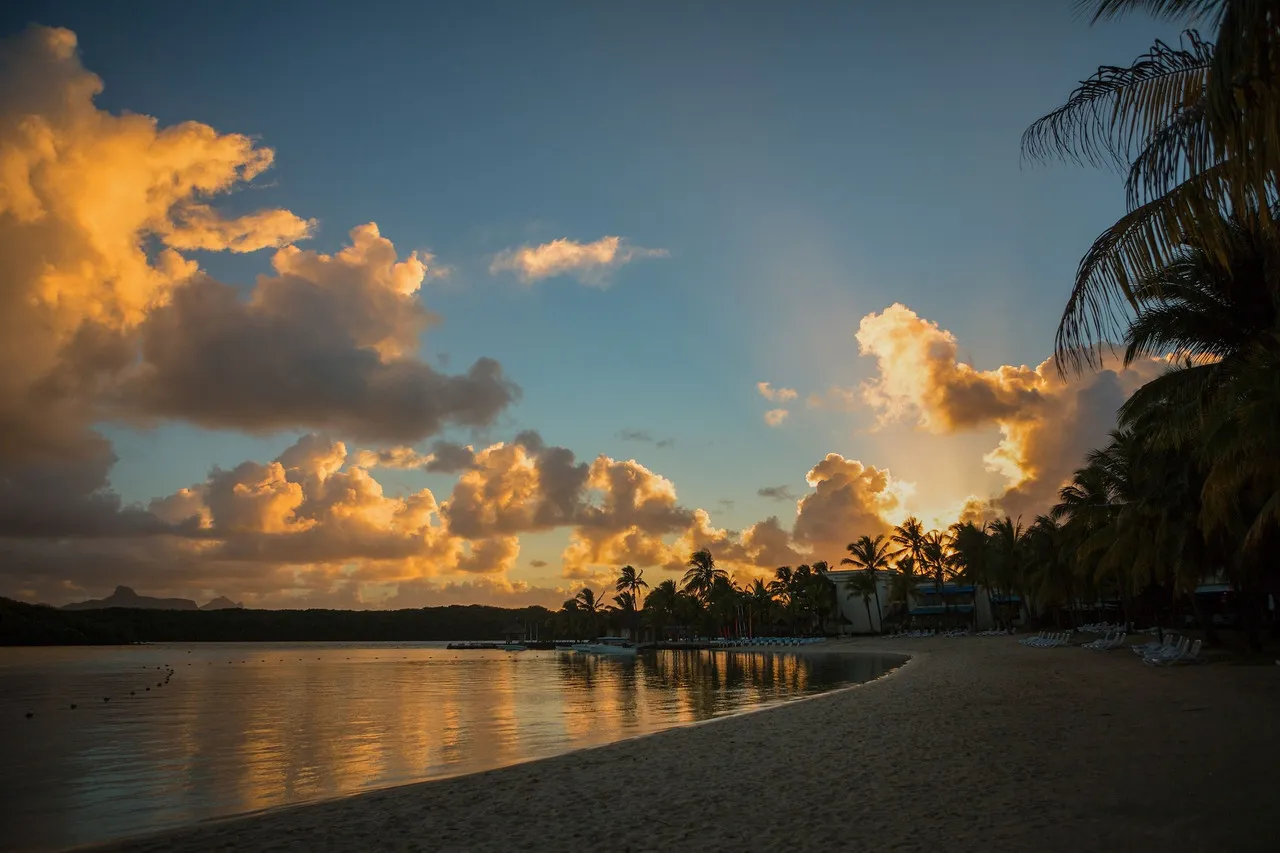 Shandrani Beachcomber Resort & Spa — rooms and atmosphere