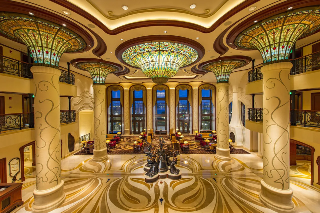Shanghai Disneyland Hotel — rooms and atmosphere
