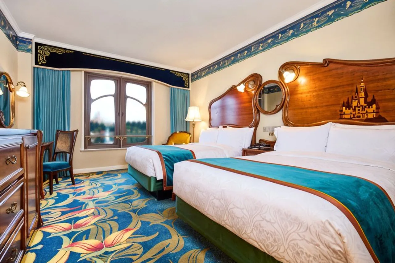 Shanghai Disneyland Hotel — rooms and atmosphere