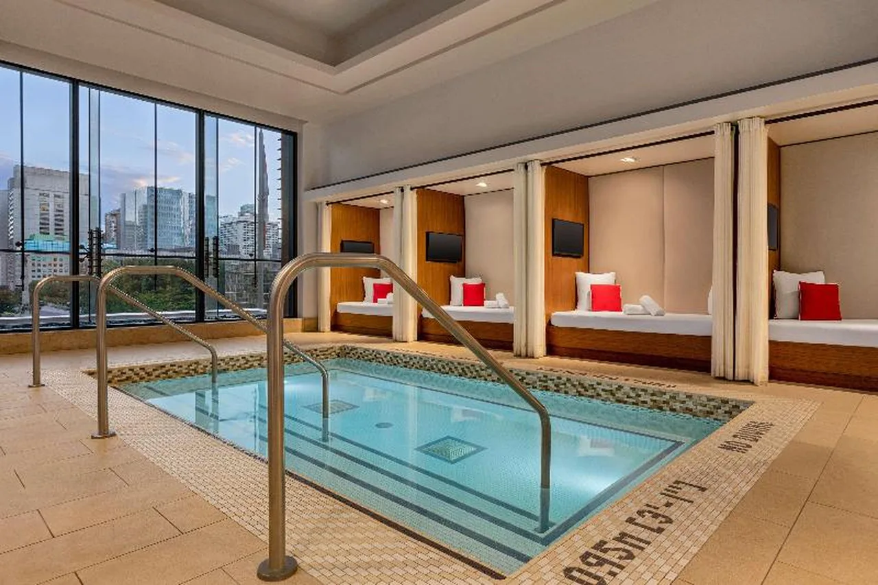 Shangri-La Hotel Toronto — rooms and atmosphere