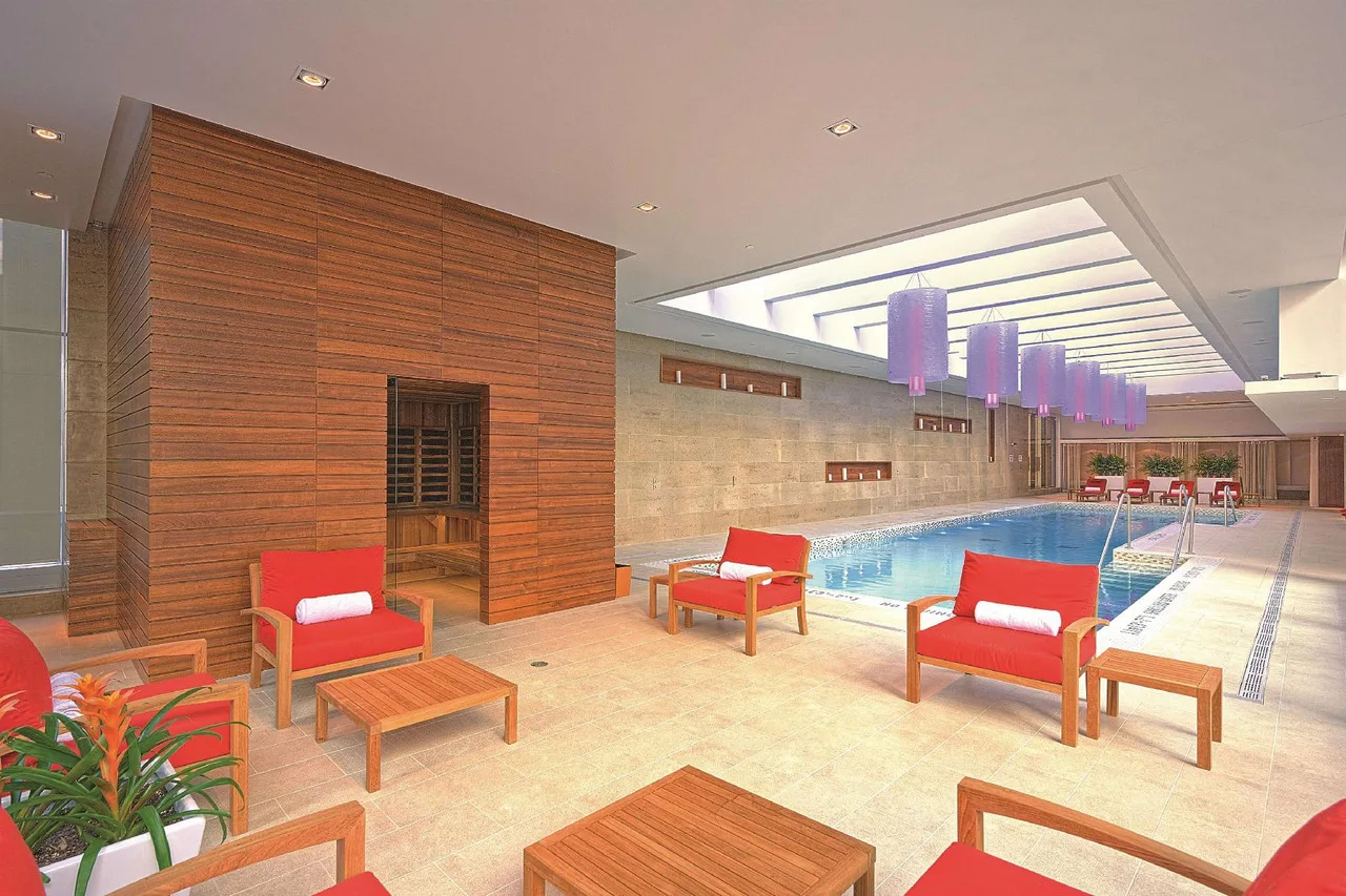 Shangri-La Hotel Toronto — rooms and atmosphere