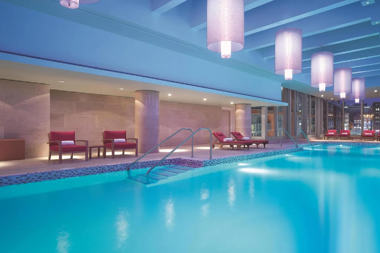 Shangri-La Hotel Toronto — rooms and atmosphere