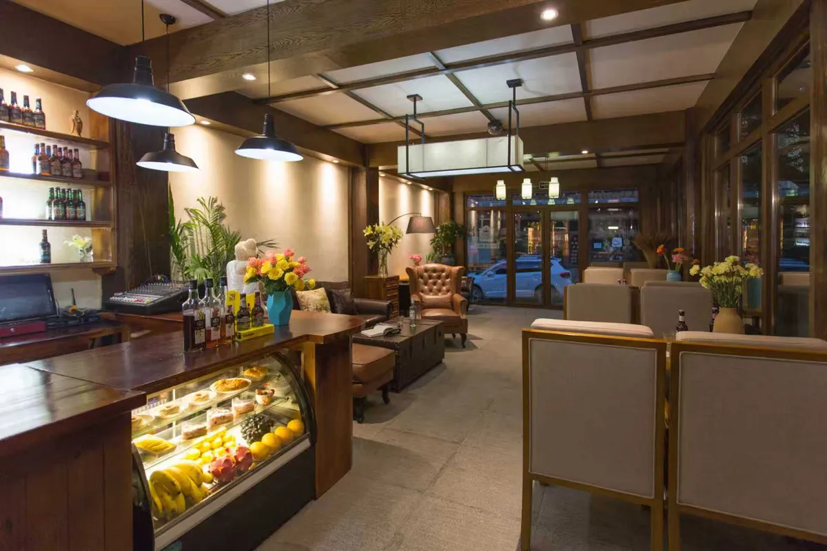 Shangri-La Moon Boutique Hotel — rooms and atmosphere