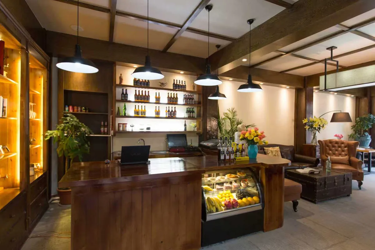 Shangri-La Moon Boutique Hotel — rooms and atmosphere