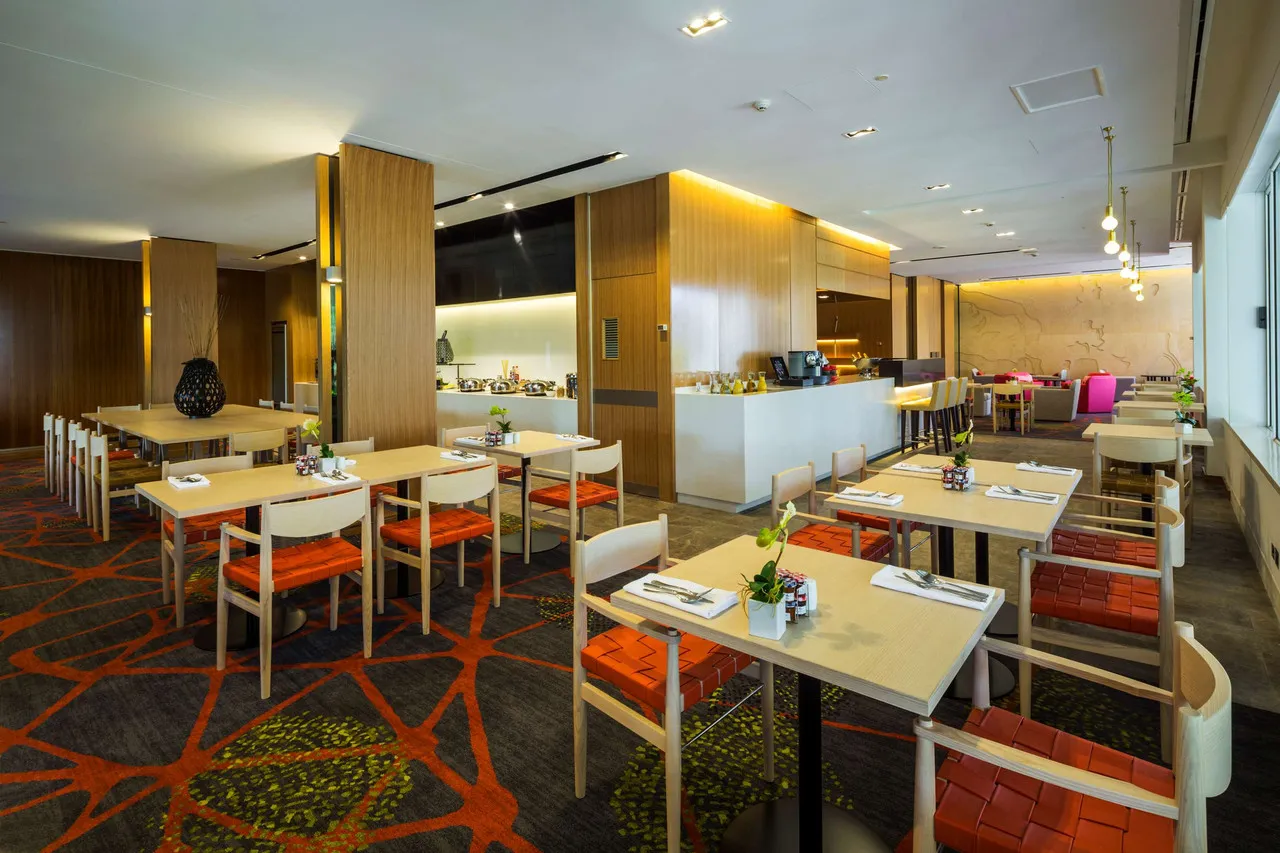 Shangri-La The Marina, Cairns — rooms and atmosphere