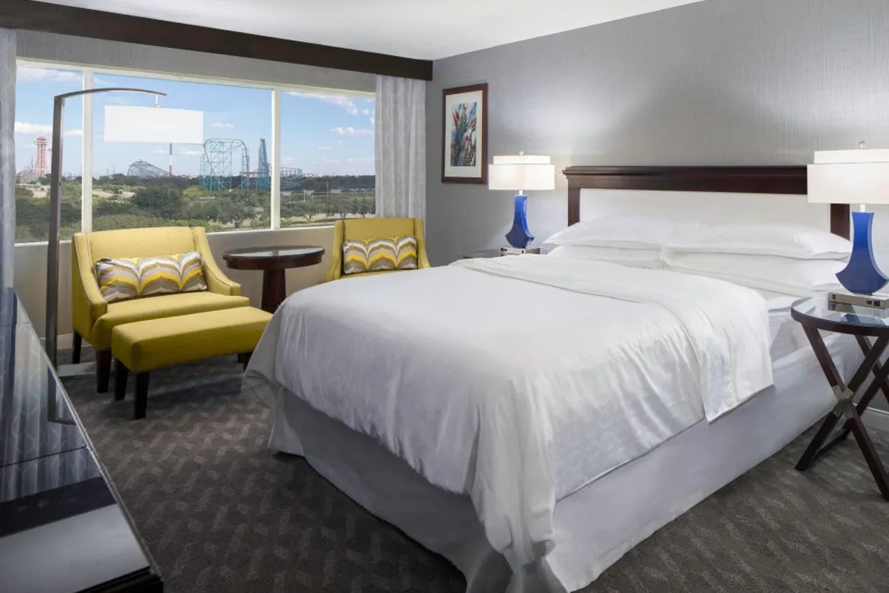 Sheraton Arlington Hotel — rooms and atmosphere
