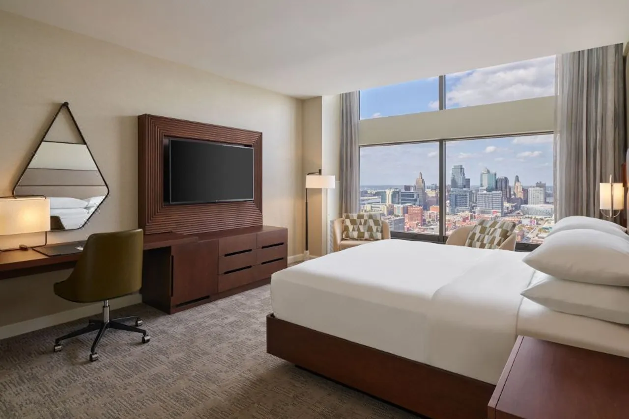 Sheraton Kansas City Hotel at Crown Center — rooms and atmosphere