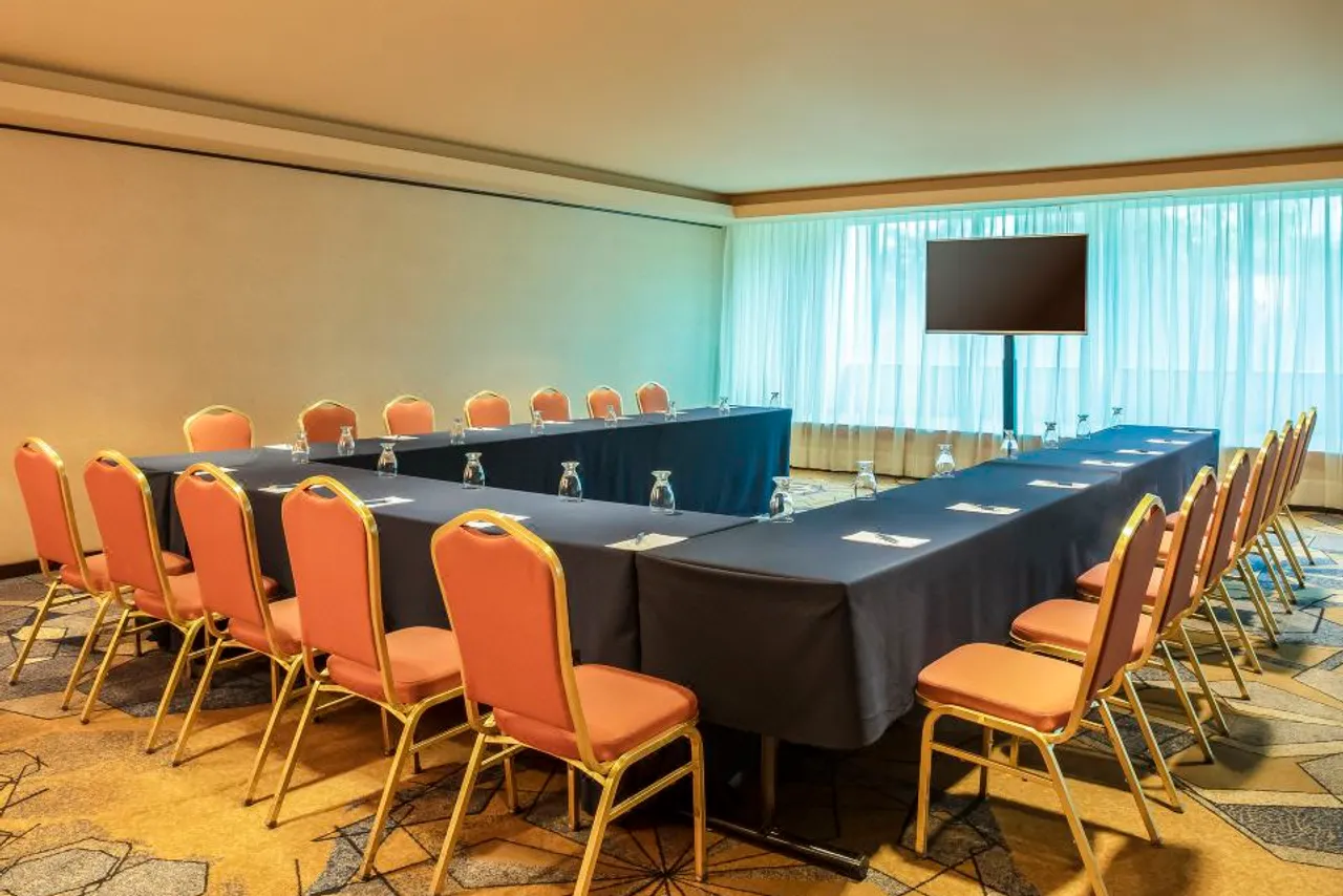 Sheraton Mexico City Maria Isabel Hotel — rooms and atmosphere