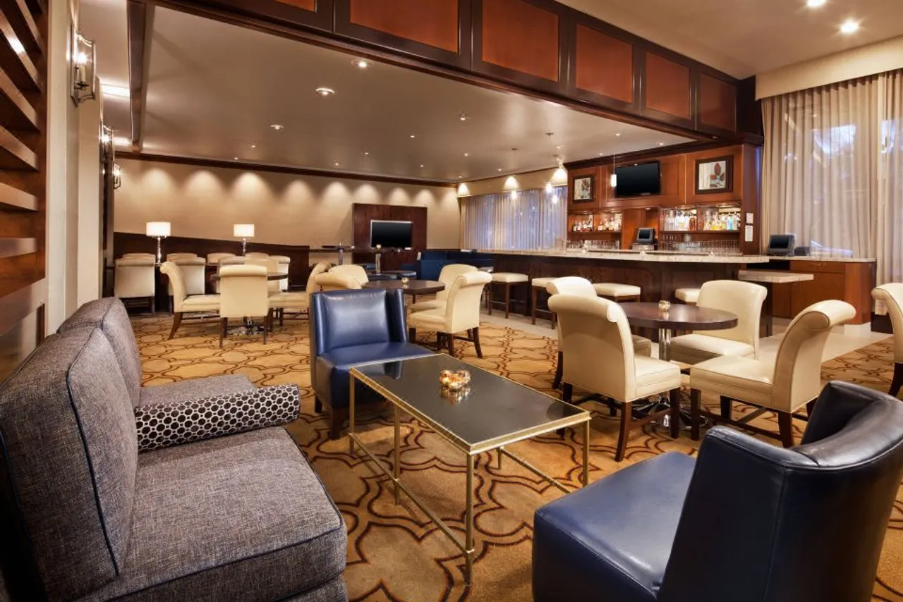 Sheraton Park Hotel at the Anaheim Resort — rooms and atmosphere