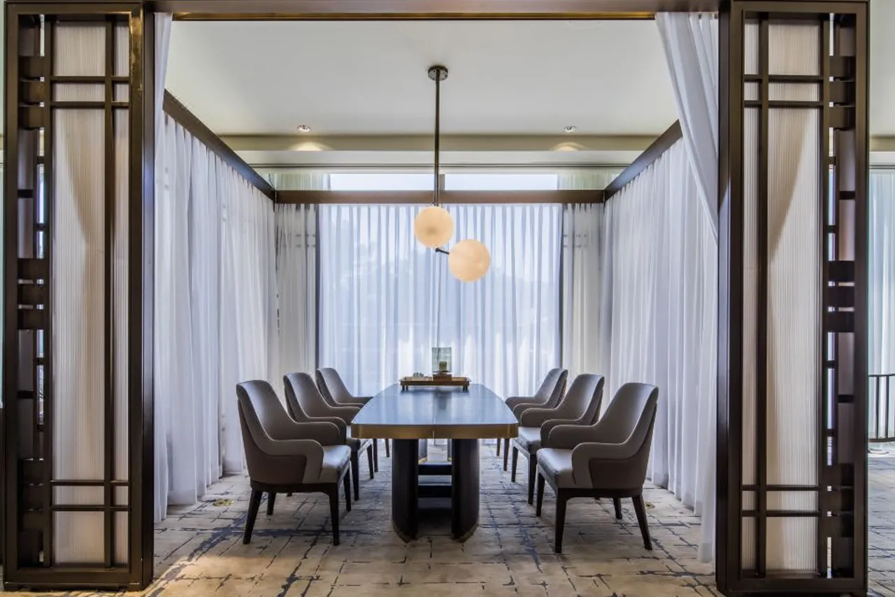 Sheraton Universal Hotel — rooms and atmosphere