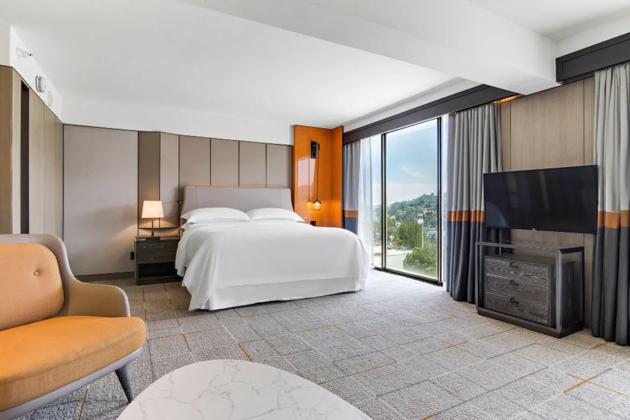Sheraton Universal Hotel — rooms and atmosphere